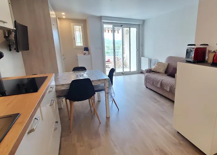 Bright Cocoon With Pool - Facing The Sea Apartman *