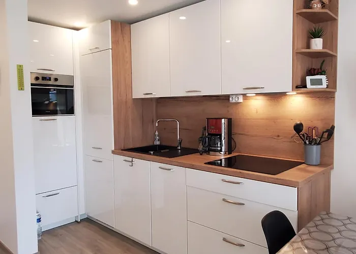 Bright Cocoon With Pool - Facing The Sea Apartman