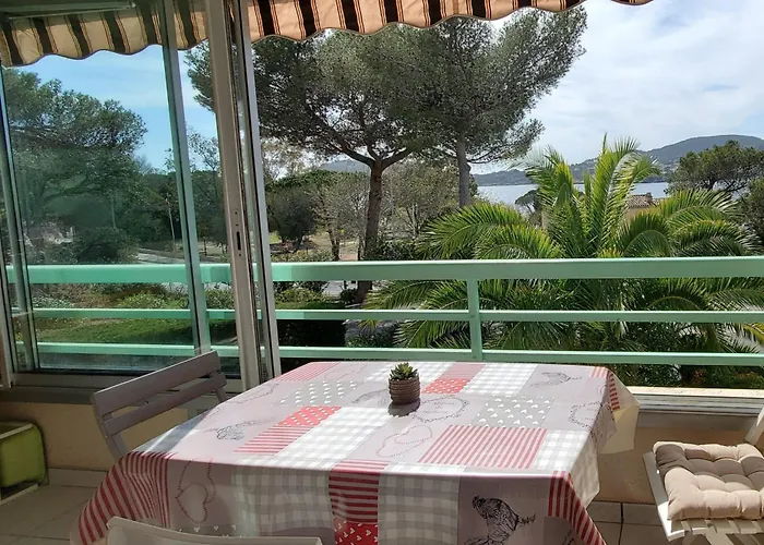 Bright Cocoon With Pool - Facing The Sea Apartman *